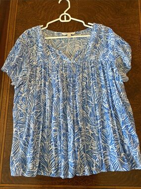 Counterparts Blue and White Leaf-Print V-Neck Short Sleeve Blouse